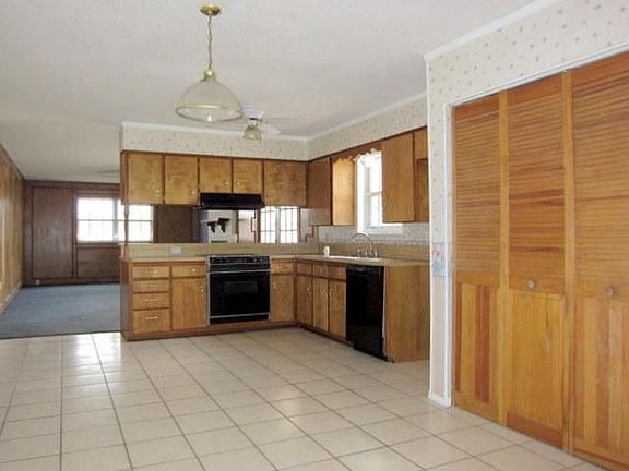 4th image of 4016 Dumont Dr