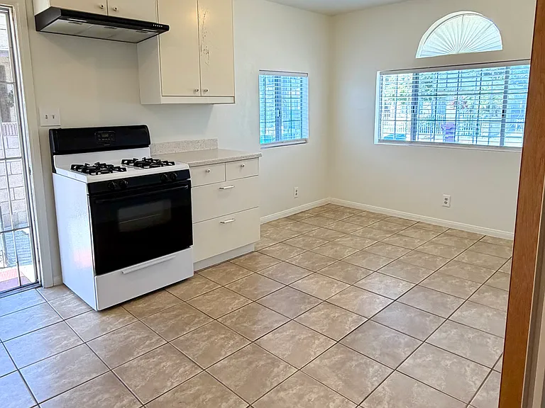 Kitchen
(Cocina)