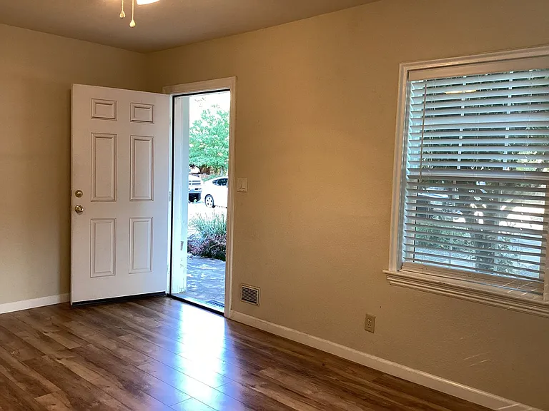 184 E Washington Ave — Photo 3