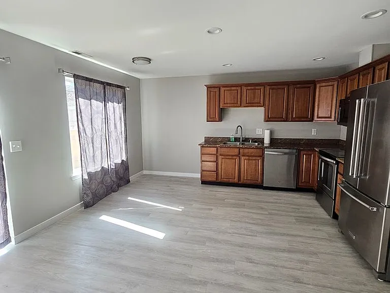 608 S Division St — Photo 3