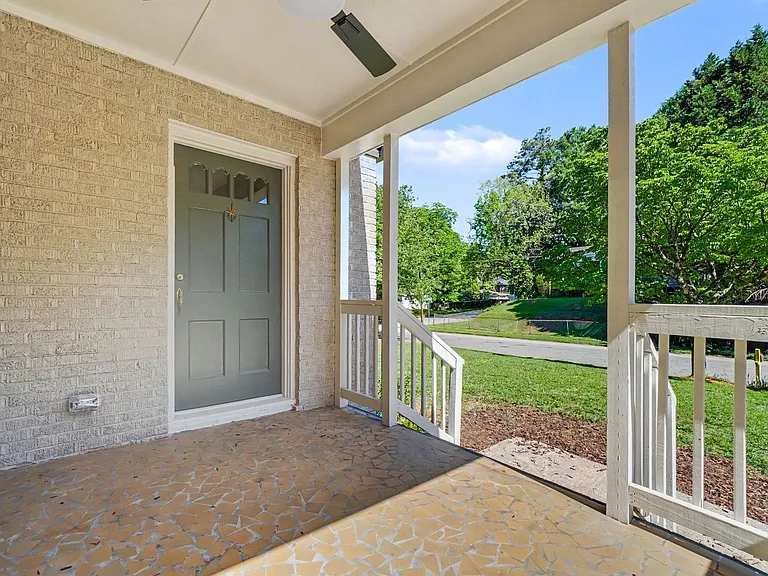 490 Lynnhaven Dr SW — Photo 5