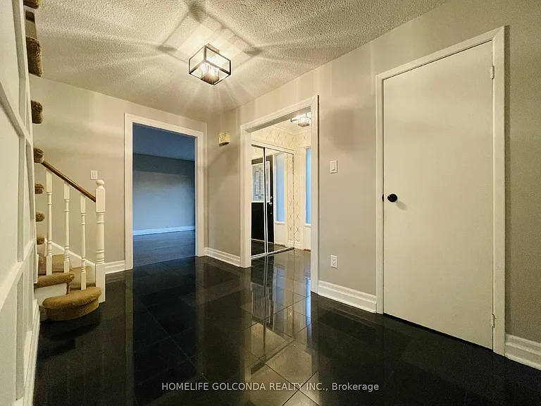 909 Ferndale Cres #UPPER LEVEL — Photo 2