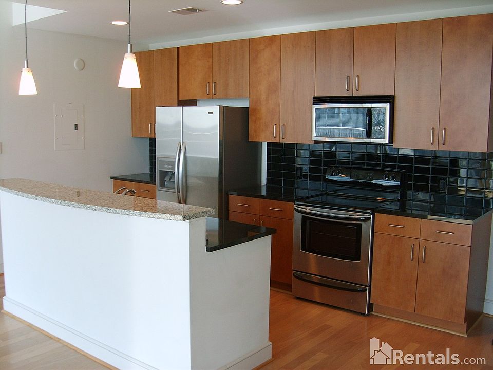 2nd image of 950 W Peachtree St