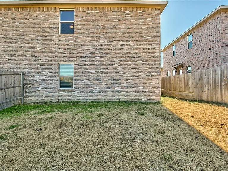 702 E College St — Photo 26