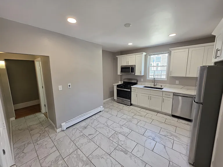 62 Seventh St 1stFlr 2B/2B EastProv! Hardwoods Fireplace! Laundry! — Photo 6