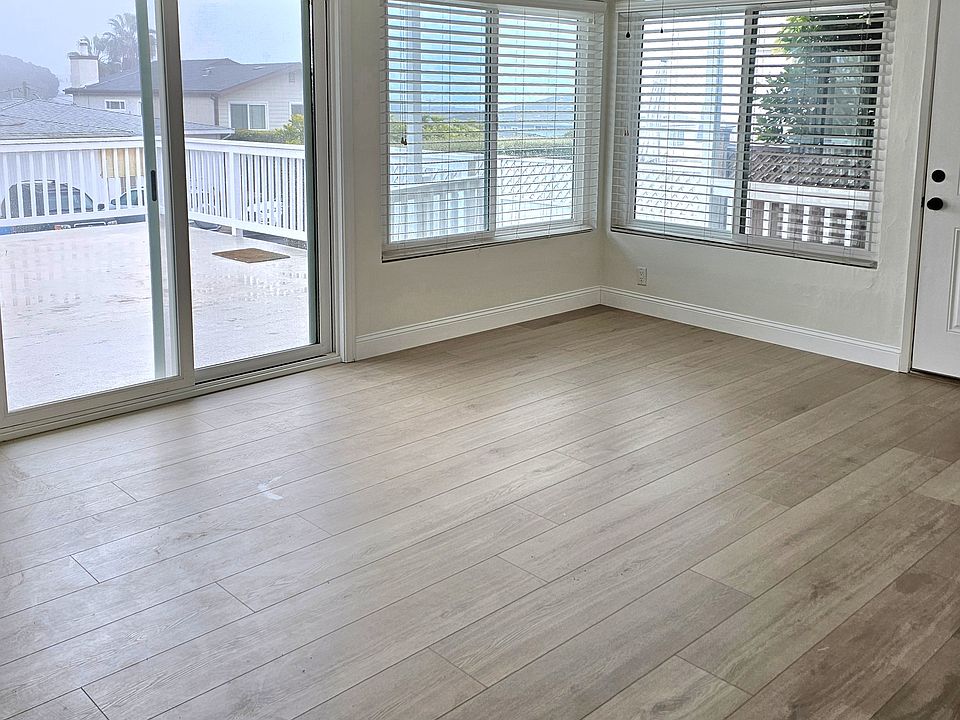 Livingroom view to oceanview deck