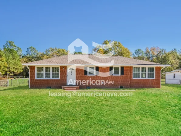 185 Sandclay Dr, Spring Lake, NC 28390