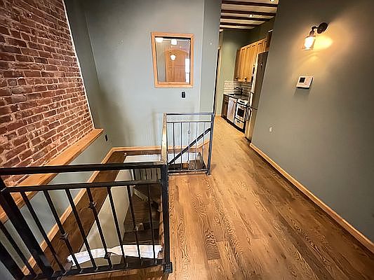 3rd image of 185 Montrose Ave #1L
