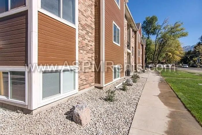297 E Hill Ave #16 — Photo 3