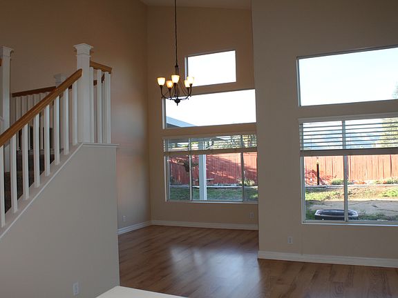 4th image of 684 Avondale Dr