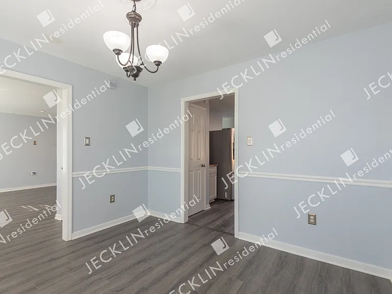 9020 Castle Point Dr — Photo 9