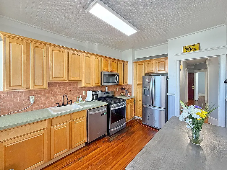 192 Griffith St — Photo 3