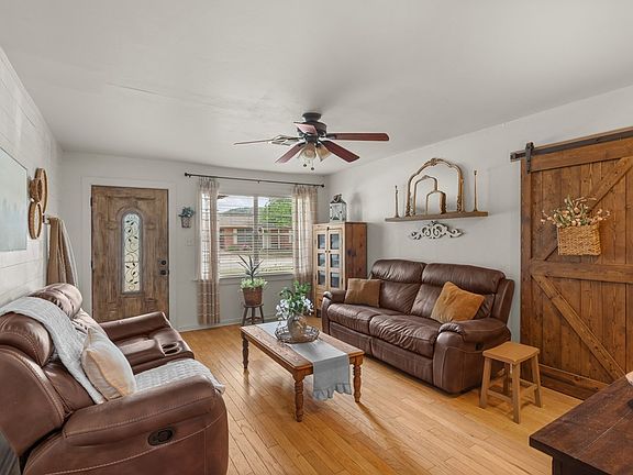 3rd image of 601 Lake Dr