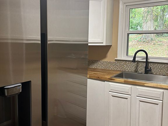 3rd image of 4469 Meadow Dr