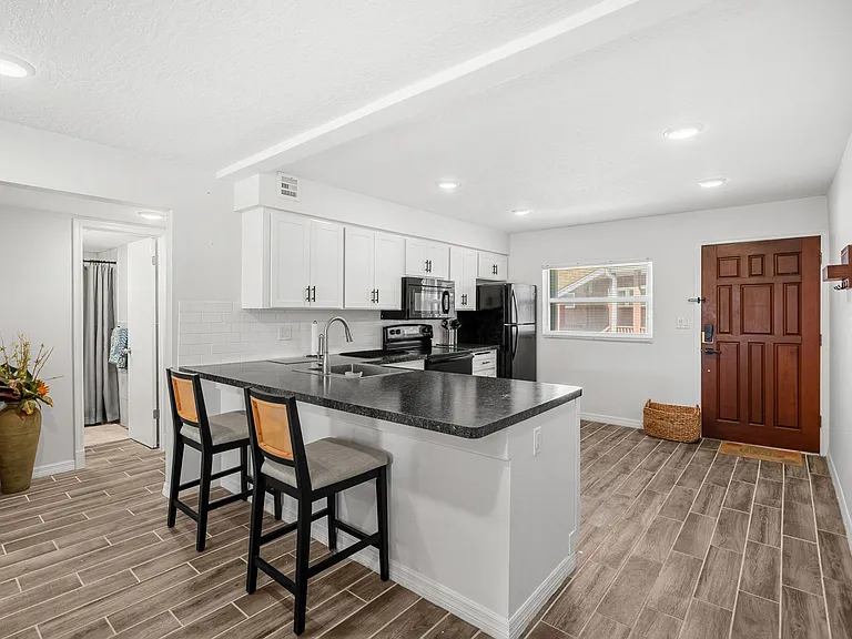 1318 S Miramar Ave #208 — Photo 3