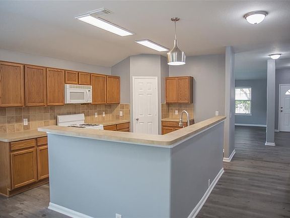 4th image of 2843 Sandberry Dr