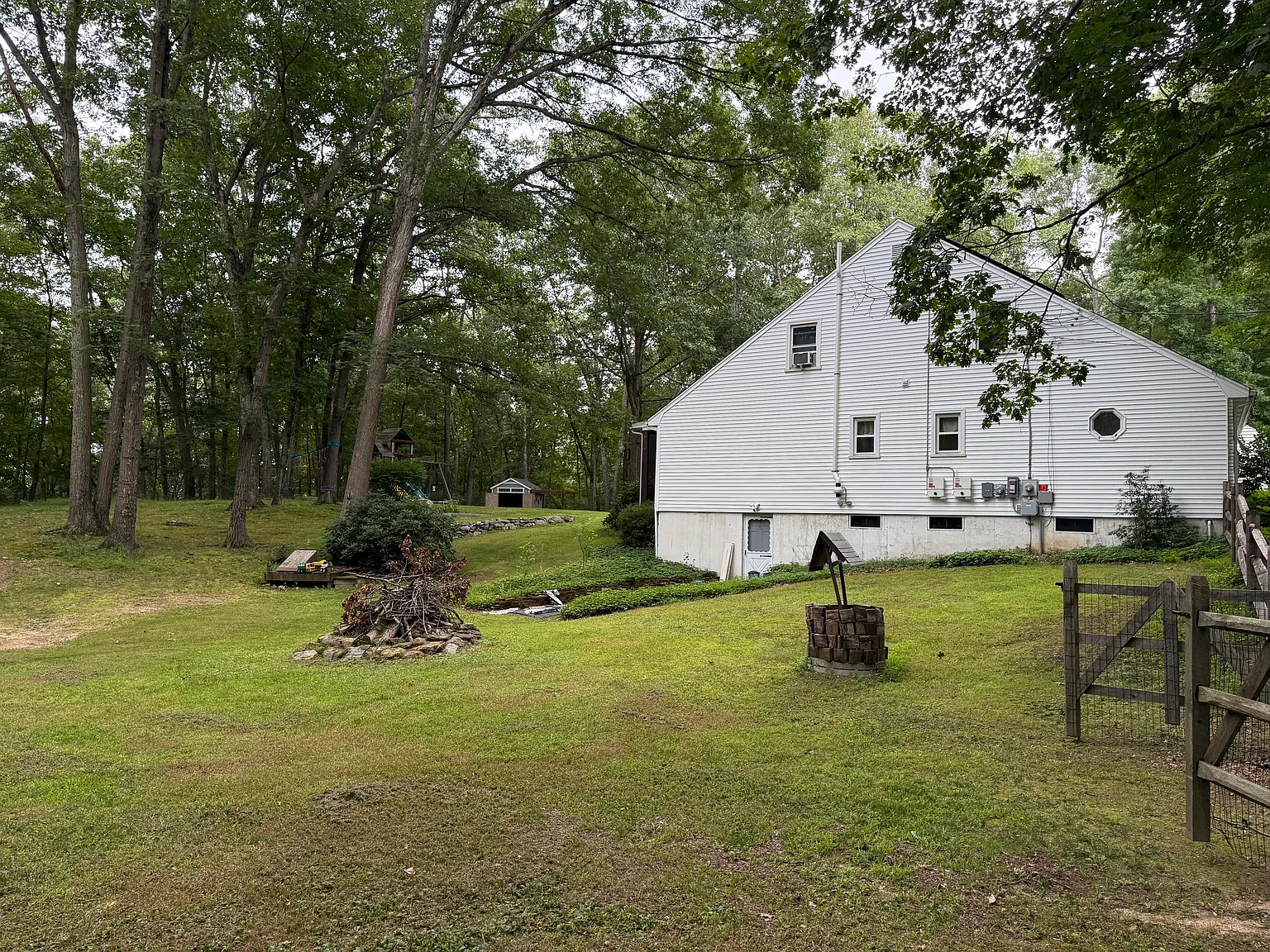 5 bed, 2.5 bath, 2172 sqft, $3,000 — Photo 2