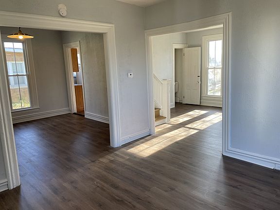 4th image of 933 Lincoln Way E