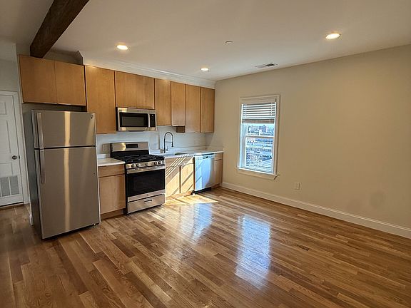 2nd image of 10 Greenwood Pl #5
