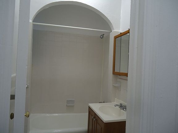 5th image of 32-16 Crescent St #3C3