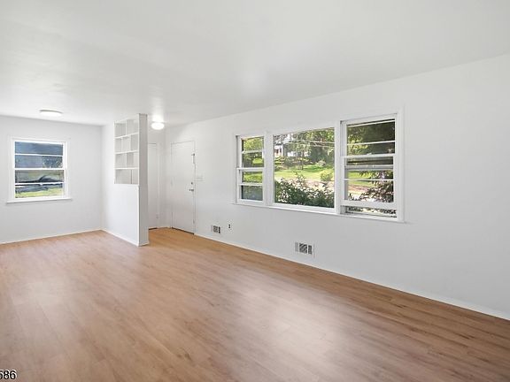 5th image of 234 Prospect St