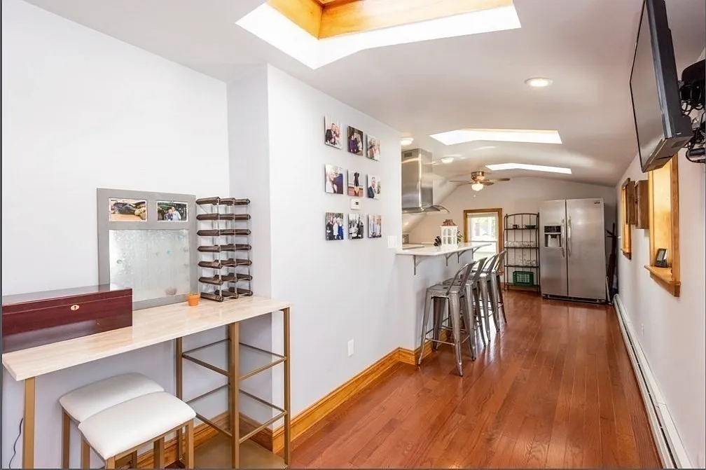 2 bed, 1000 sqft, $3,400 — Photo 2