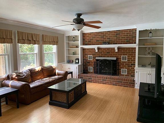 4th image of 823 Montebello Cir