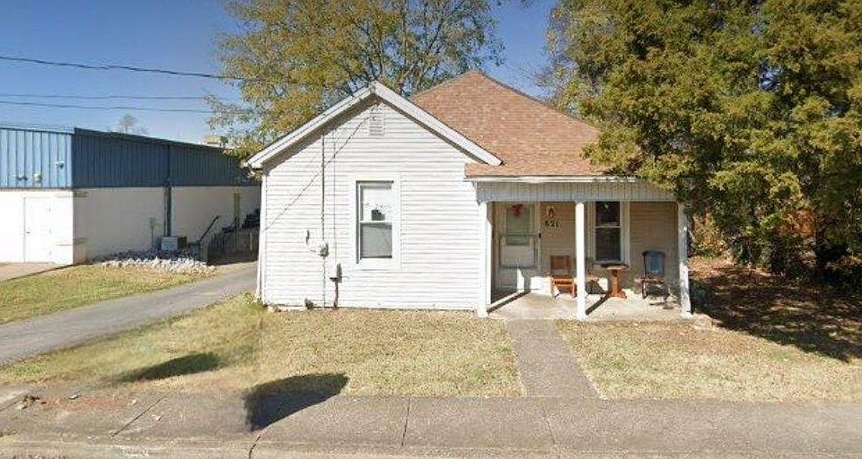 1st image of 821 Nugent St