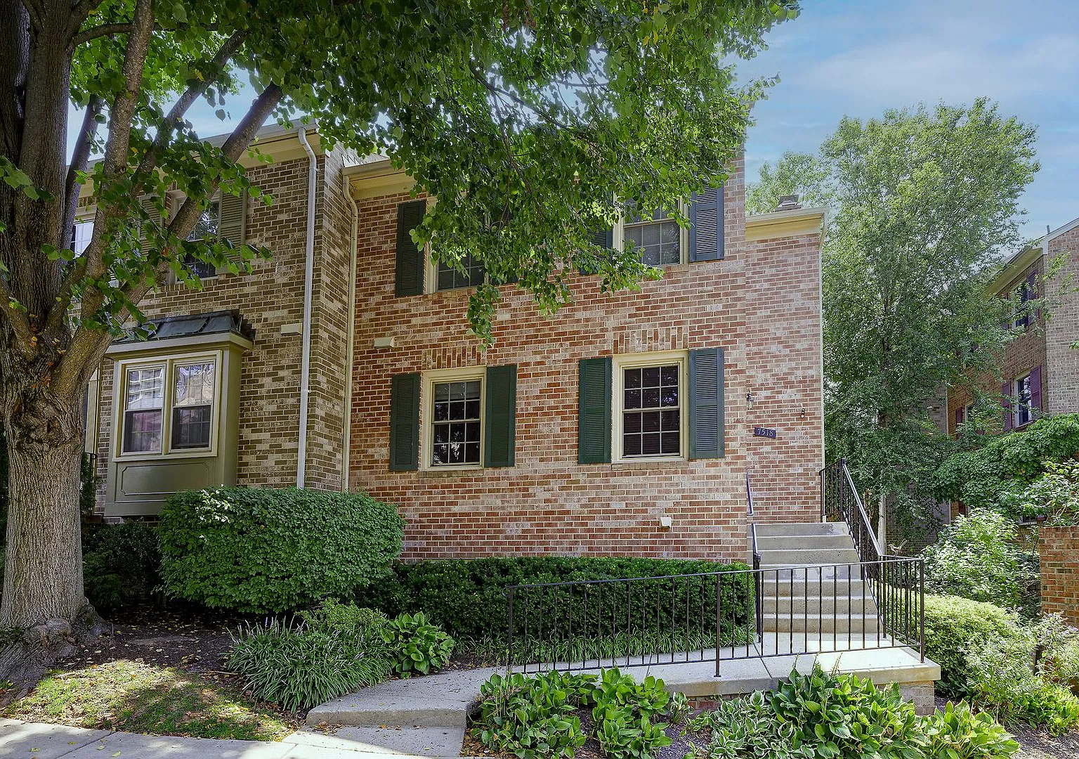 Superb End Unit 3 Br/2.5 Ba Town Home In Bethesda — Photo 3