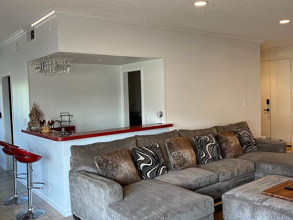 5th image of 6240 Whitsett Ave APT 201