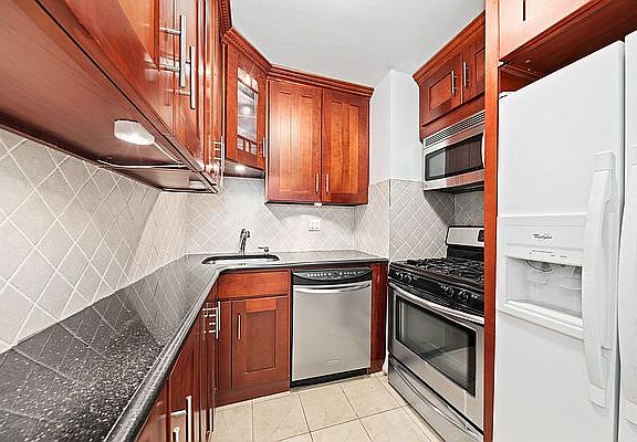 3rd image of 305 E 40th St #9G
