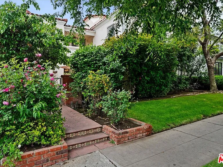 207 S Reeves Dr — Photo 12