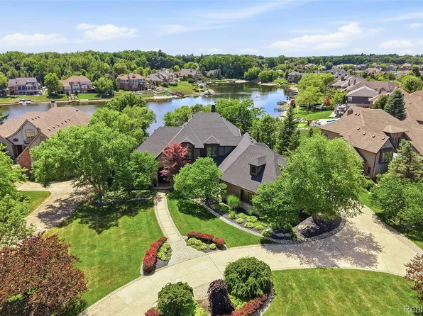 8714 Stoney Creek Dr, South Lyon, MI 48178