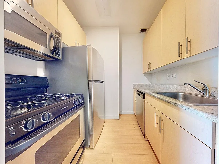 90 Washington St #4P — Photo 4