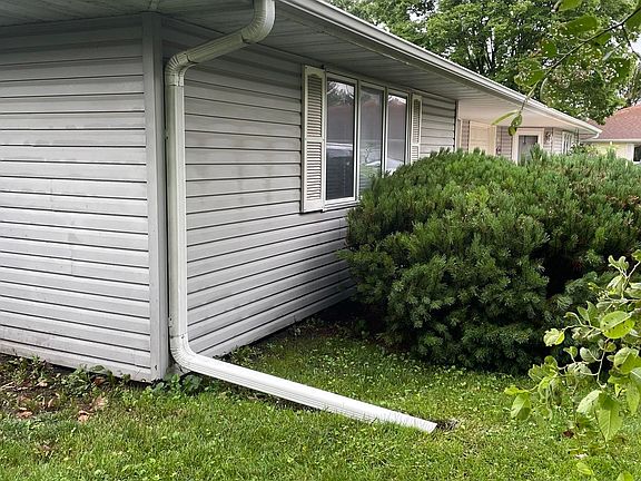 3rd image of 301 E Butternut Ln