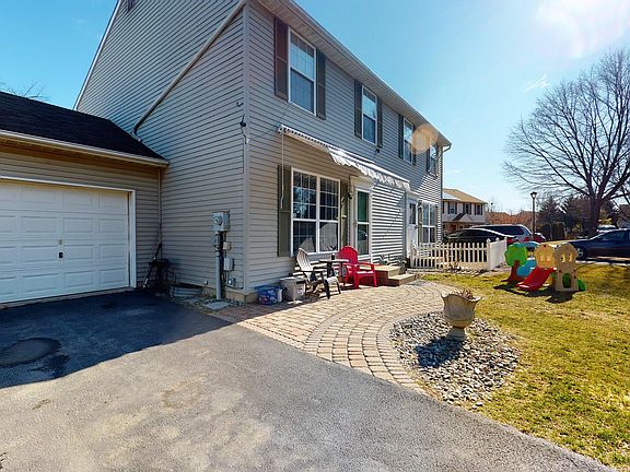 3rd image of 320 Carbon St
