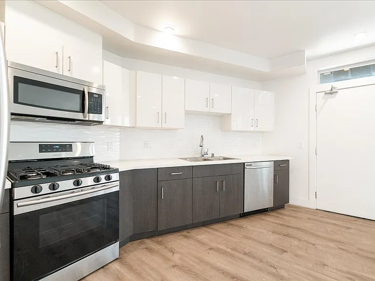 563 N Hoover St #4 — Photo 4