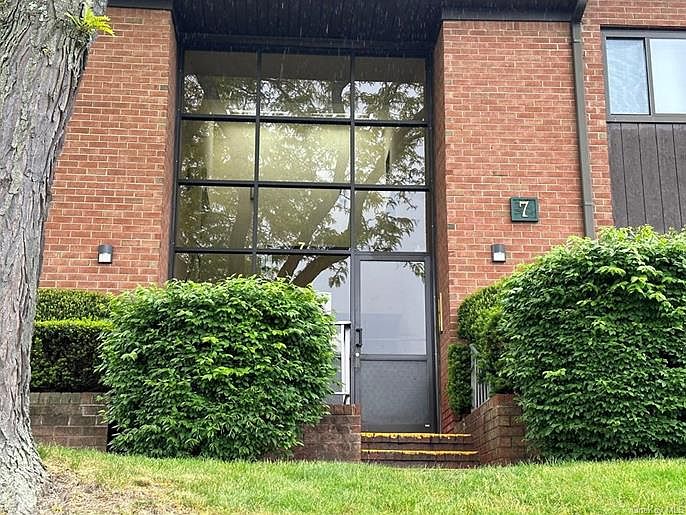 1st image of 7 Brevoort Dr
