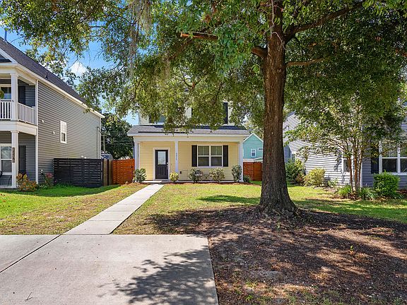 3rd image of 4975 Chateau Ave