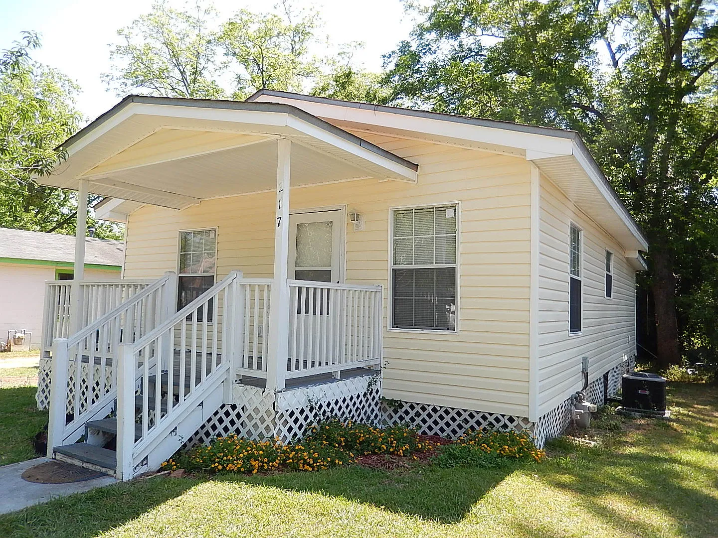 NICE 2/1 Quincy House w/ Deck, Eat In Kitchen, Large Yard, Newer AC & Flooring! $975/month Avail ... — Photo 1