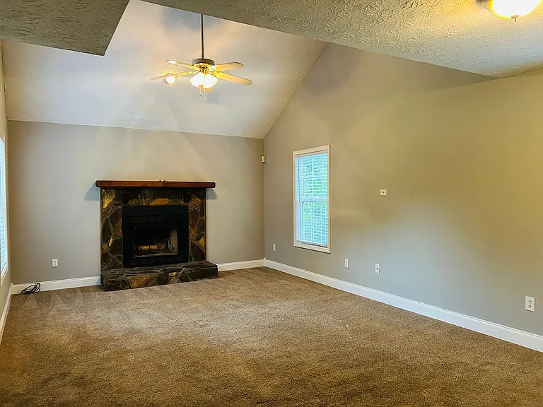 207 Hillcrest Dr — Photo 2