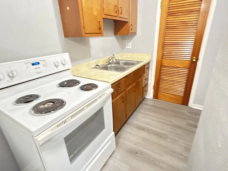 623 Troy St #D — Photo 6