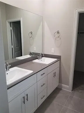 4 bed, 2200 sqft, $2,600 — Photo 2