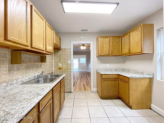 5th image of 2928 W 11th St