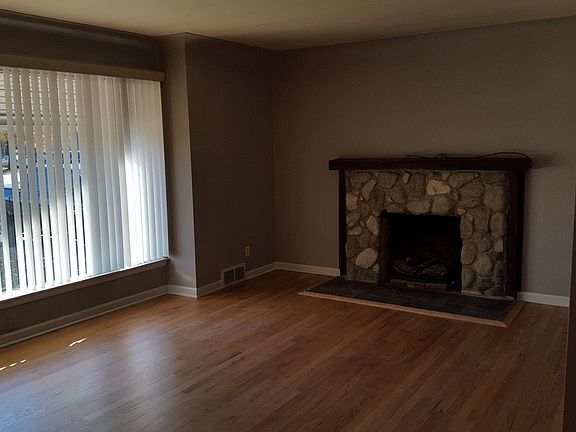 4th image of 47165 North Ave