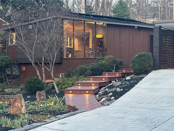 4th image of 1121 Vistavia Cir