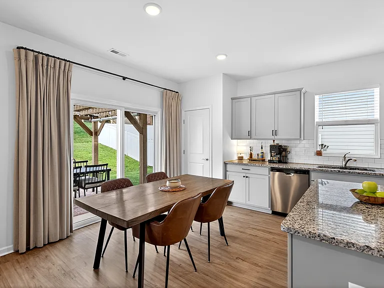 3912 Sadie St — Photo 10