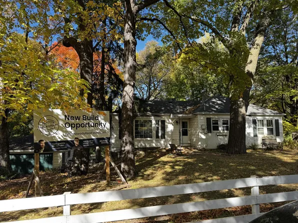 18800 Highland Ave, Deephaven, MN 55391