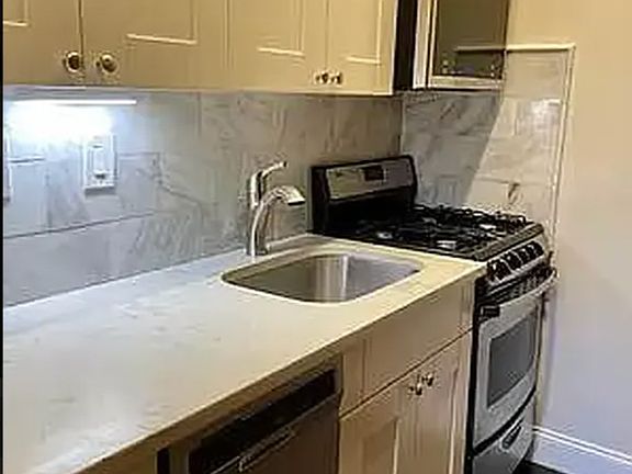 4th image of 167 W 76th St APT 4R