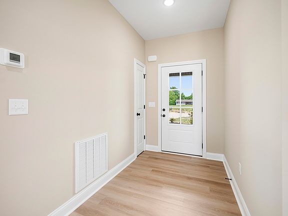 4th image of 605 Comanche Dr